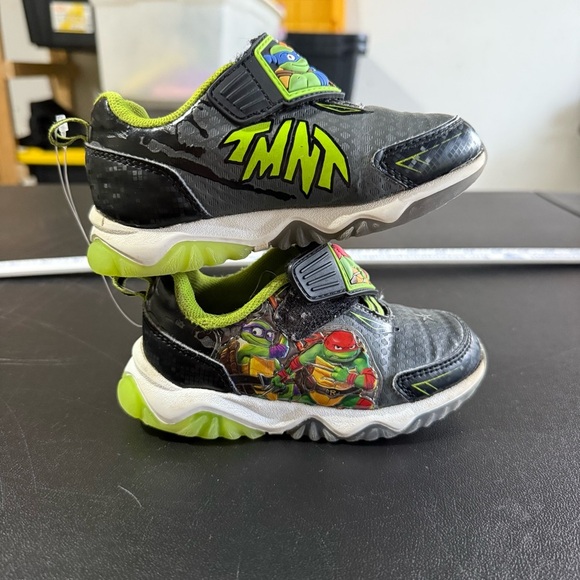TMNT Teenage Mutant Ninja Turtles Light Up Sneakers - Picture 7 of 9